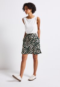Street One GEMUSTERTER MIT VOLANT - A-line skirt - grün
