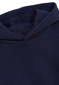 Felpa con cappuccio blu navy con una consistenza morbida; presenta un cappuccio piegato e maniche a costine. Il materiale sembra liscio ed elastico.
