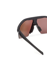 Gafas de sol deportivas negras con un marco mate, diseño curvado y lentes tintados de color rosa. Presentan patillas texturizadas para un mejor agarre y almohadillas nasales ajustables.