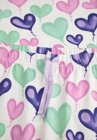 Pajama szorty w wzory z kształtami serc i balonów w kolorze różowym, zielonym i fioletowym. Elastyczny pasek w talii z lawendowym detalem w postaci sznurka.
