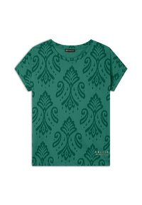 Camiseta verde de manga corta con un patrón damasco en un tono más oscuro, escote redondeado y un pequeño detalle de marca en la esquina inferior derecha.