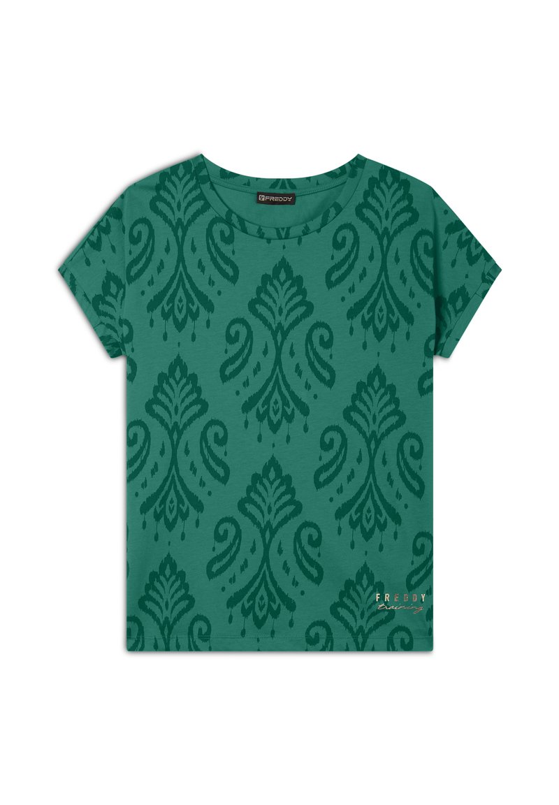Camiseta verde de manga corta con un patrón damasco en un tono más oscuro, escote redondeado y un pequeño detalle de marca en la esquina inferior derecha.