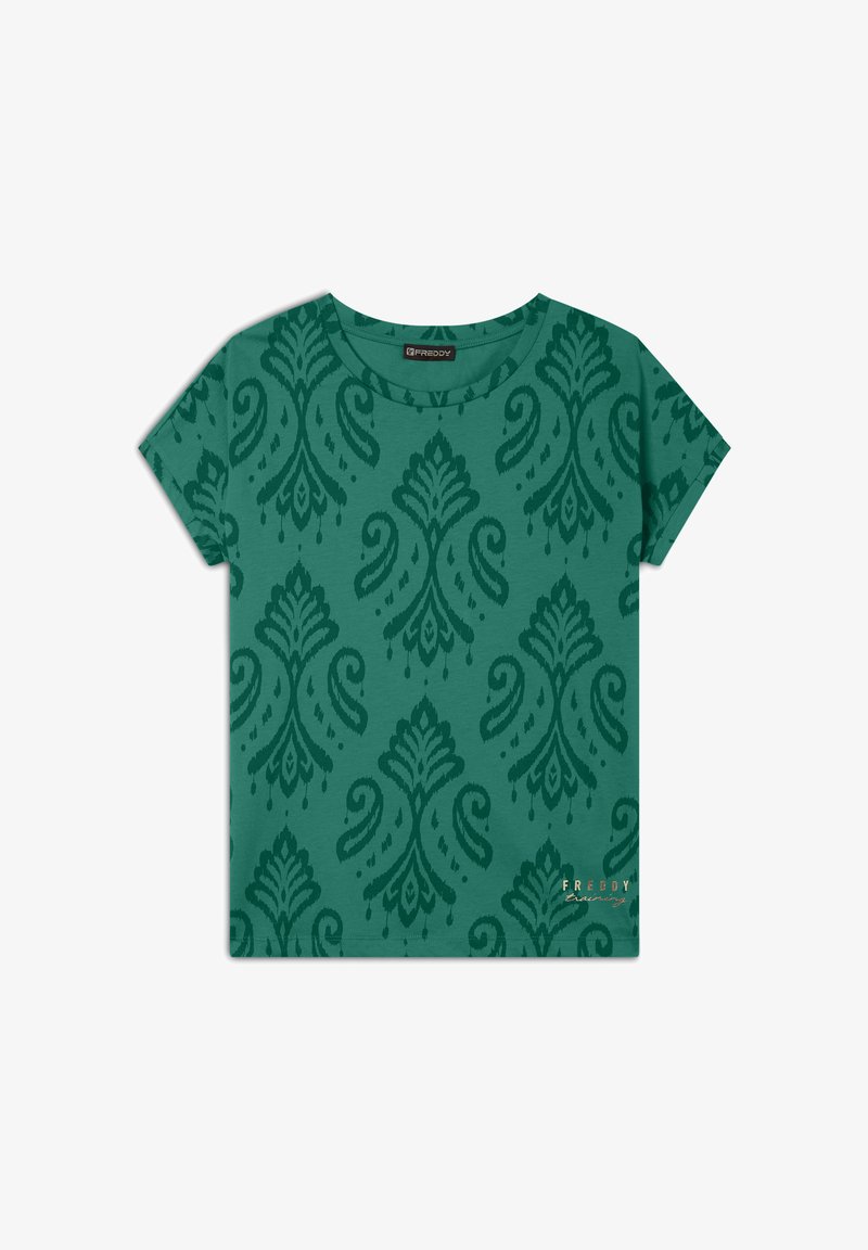 Camiseta verde de manga corta con un patrón damasco en un tono más oscuro, escote redondeado y un pequeño detalle de marca en la esquina inferior derecha.