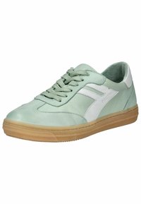 Sneaker in pelle verde con accenti bianchi, punta rotonda, tomaia testurizzata e suola in gomma. Presenta chiusura con lacci e collare imbottito.