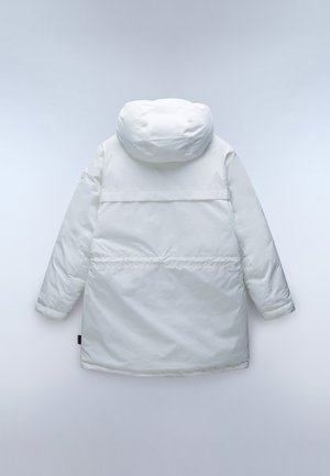 Witte geïsoleerde jas met een grote, ronde capuchon, elastische taille en lange mouwen. Zachte textuur met minimale naden en een strak ontwerp.