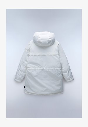 Hvid isoleret jakke med en stor, rund hætte, elastisk talje og lange ærmer. Glat overflade med minimale sømme og et rent design.