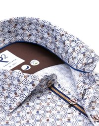 Herenoverhemd met geometrisch bloemmotief in blauw en bruin, met opgevouwen kraag die het merketiket en het organisch katoen symbool toont.