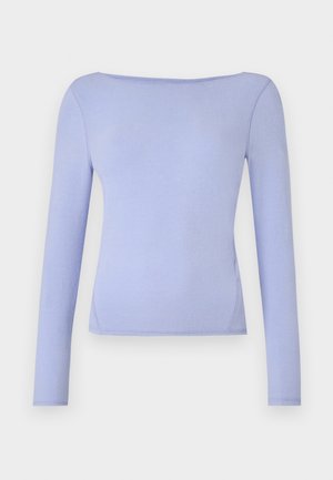 Lys lilla langermet topp med båtutringning, tettsittende design, glatt tekstur og rett hemline.