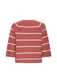 Pull en maille rouge avec de larges rayures horizontales blanches et des manches trois-quarts, vu de dos sur fond blanc.