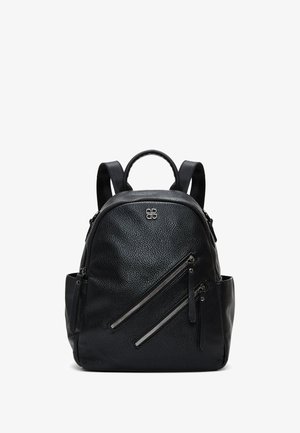 Sac à dos en cuir noir avec une finition texturée, comportant deux zips diagonaux, une poignée supérieure et des bretelles réglables.