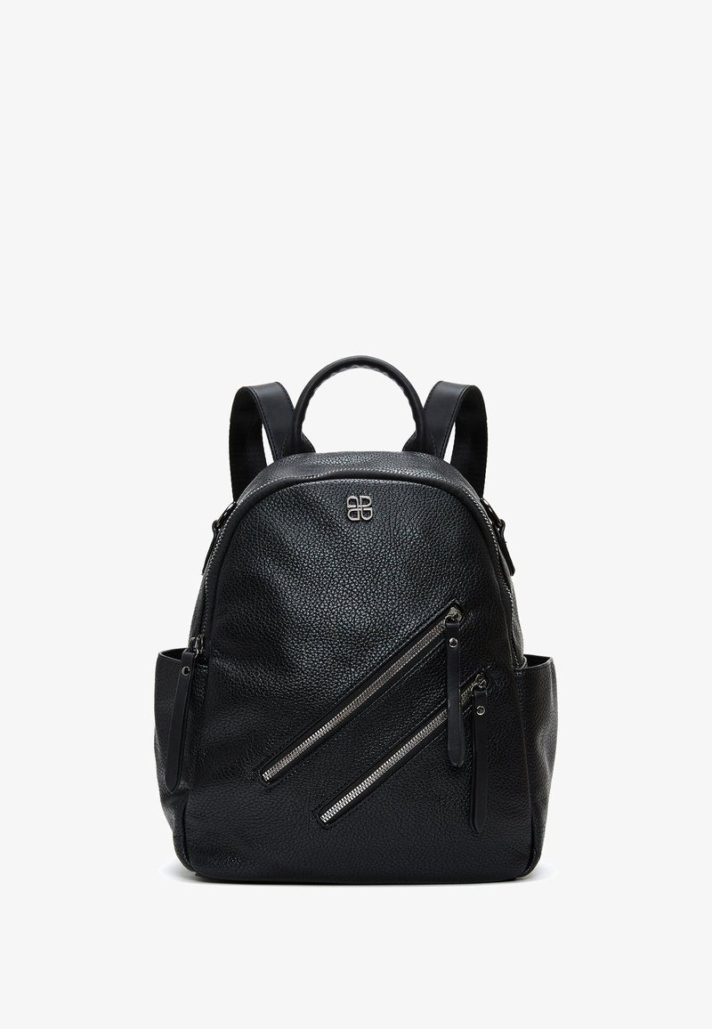 Sac à dos en cuir noir avec une finition texturée, comportant deux zips diagonaux, une poignée supérieure et des bretelles réglables.
