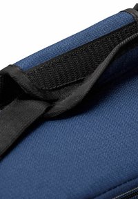 Bolsa de tela azul con una superficie texturizada, que presenta una correa negra de velcro y un detalle de cremallera suave a lo largo del borde.