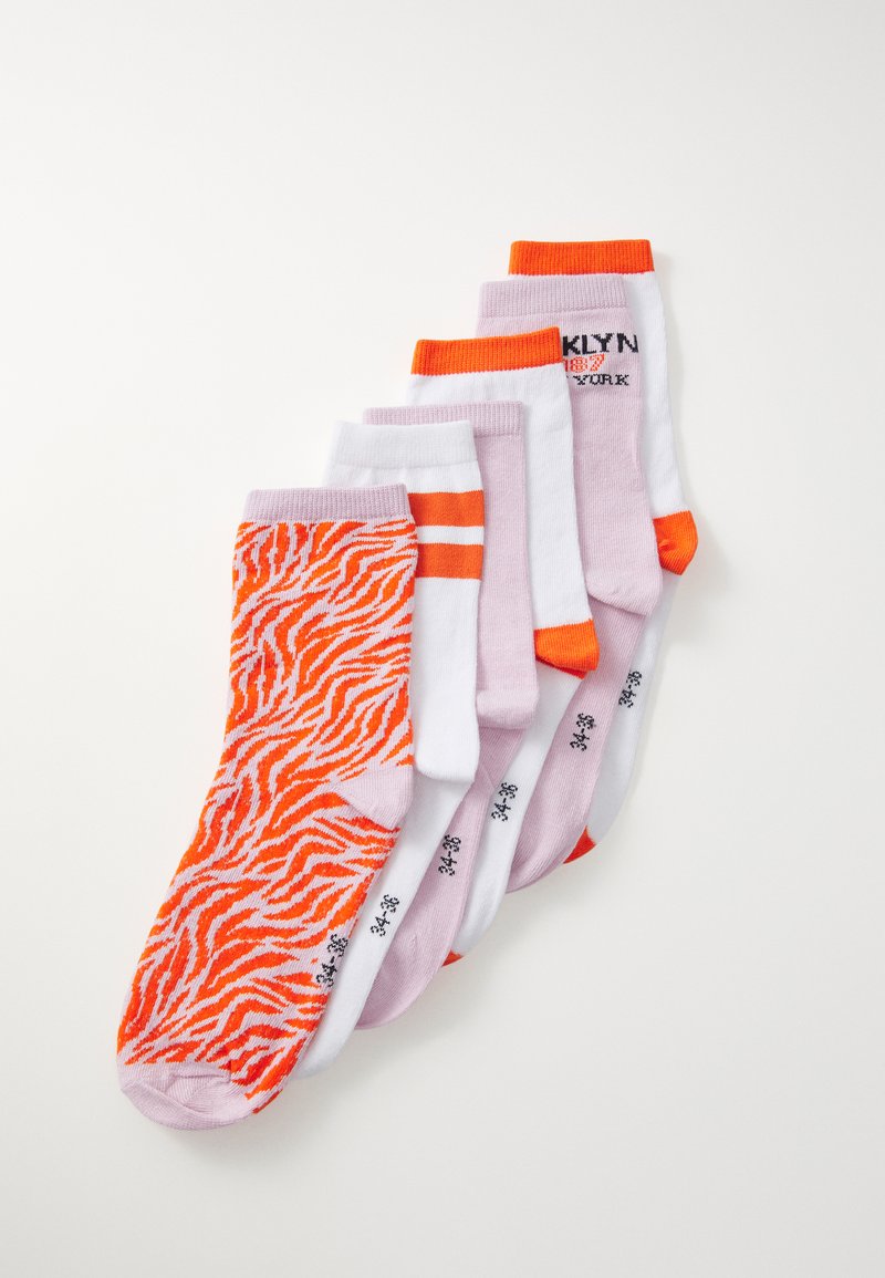 Conjunto de seis meias com um padrão de zebra laranja, riscas rosa e brancas, rosa claro e um design com "BROOKLYN" em texto preto.