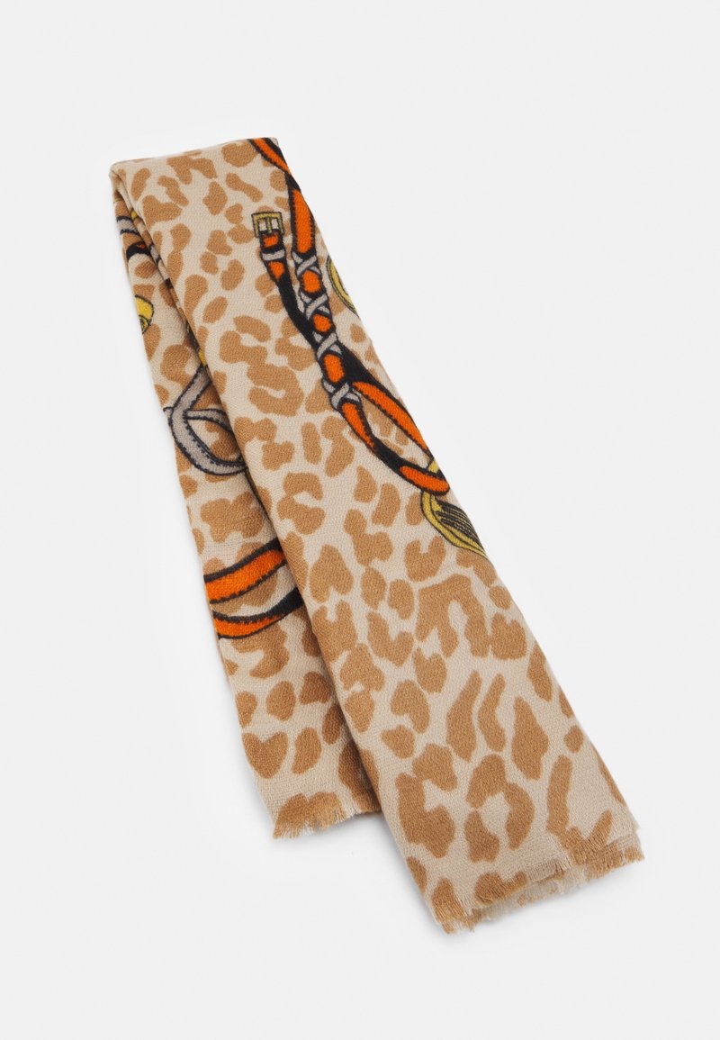 Écharpe beige avec des taches léopard brun clair et un motif en chaîne orange, noir et jaune, pliée sur un fond blanc.