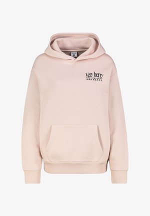 Rosa Kapuzenpullover aus weichem Stoff. Verfügt über eine Fronttasche und schwarzen Text mit dem Satz „very berry stay healthy and happy.“