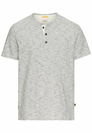 Grå kortærmet t-shirt med et struktureret stribet mønster, tre-knaps stolpe og venstre brystlomme. Har et lille logo-accents.