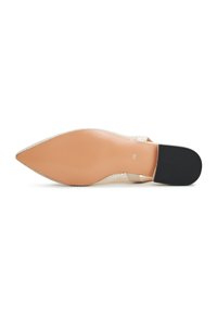 Scarpa flat con punta affusolata, in rete color nude con suola beige. Presenta una superficie liscia e un tacco basso e flessibile per il massimo comfort.