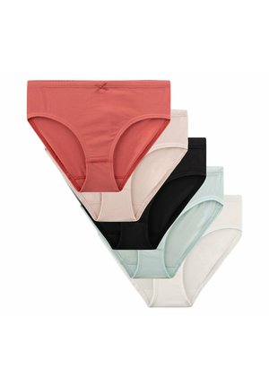 Fünf Baumwoll-Slips für Frauen gestapelt, Farben von vorne nach hinten: Terrakotta-Rot, Beige, Schwarz, Hellblau und Off-White.