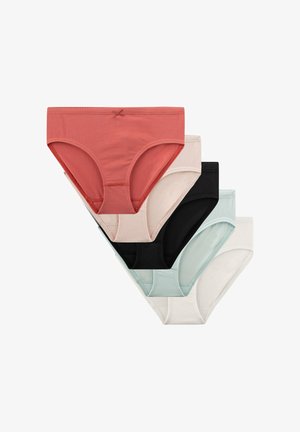 Fünf Baumwoll-Slips für Frauen gestapelt, Farben von vorne nach hinten: Terrakotta-Rot, Beige, Schwarz, Hellblau und Off-White.