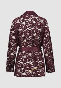 Vestaglia bordeaux in pizzo con maniche lunghe, colletto a scialle e cintura in raso abbinata. Presenta motivi floreali e una trama trasparente.