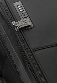Schwarzer Koffer aus strukturiertem Stoff, mit doppelt metallenen Reißverschlüssen und WITTCHEN-Branding sowie einem Kombinationsschloss.