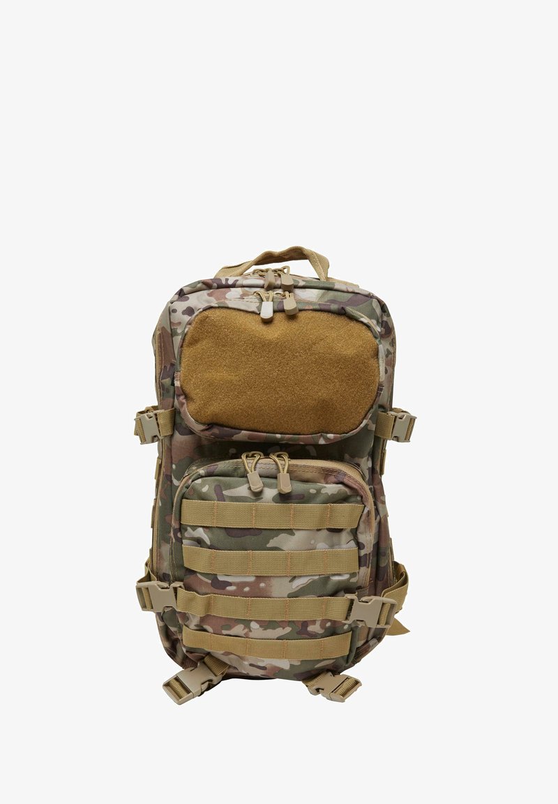Kamouflage ryggsäck tillverkad av slitstark tyg; har tanfärgade remmar, en framficka med kardborreband, flera fack och ett handtag på toppen.