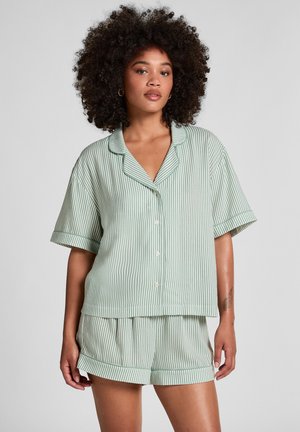 Korte mouwen, knoopsluiting slaapkamertop en shorts in lichtgroen met witte verticale strepen, met een kraag en een ontspannen pasvorm.