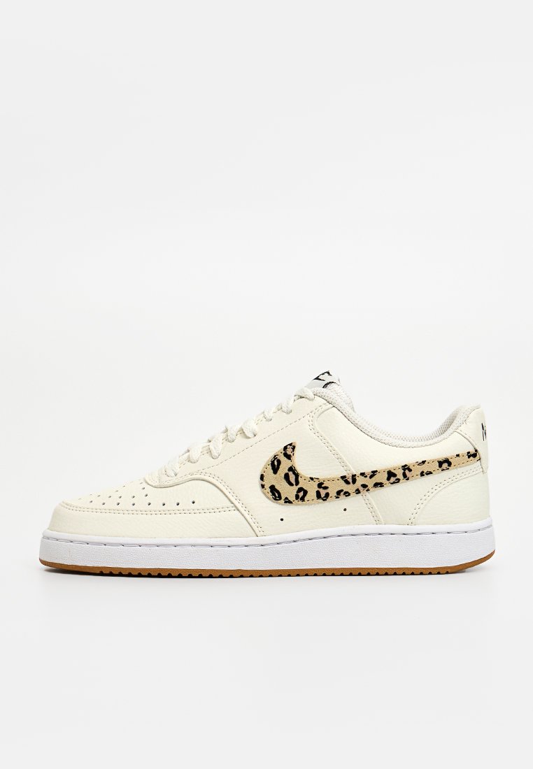 Cremfarbene Ledersneaker mit einer strukturierten Oberfläche, featuring einem Leopardenmuster-Swoosh, weißer Zwischensohle und Gummigummisohle.
