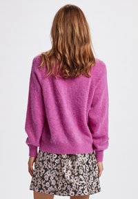 Nümph RIETTE V-NECK - Jopica - vibrant orchid