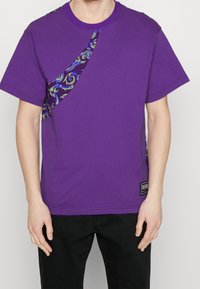 Versace Jeans Couture T-shirt med print - purple