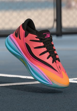 Skechers träningsskor med en rosa och orange ovandel med svarta accenter, en texturerad sula i blå och rosa gradient, och snörningsdesign.