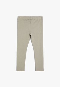Jasnoszare ribbed legginsy z bezszwowym paskiem w talii, charakteryzujące się dopasowanym krojem i gładką teksturą. Brak wyraźnych akcentów lub wzorów.