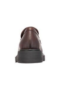 Hnědá kožená bota s zaobleným podpatkem, hladkým povrchem a pevným černým gumovým podešví. Má minimální švy a elegantní design.