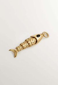 Llavero en forma de pez de oro con escamas texturizadas, un lazo redondo para su sujeción y un acento negro cerca del área de los ojos.
