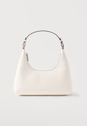 Kremfarvet håndtaske med blød lædertekstur, buet toplynlås og tynd mørk rem, vist på ensartet lys baggrund.