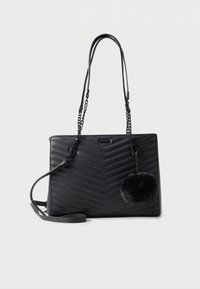 Czarna skórzana torba tote z wzorem w zygzak, z dwiema ramiączkami na ramię i odpinanym akcesorium w postaci czarnego futrzanego pompona.