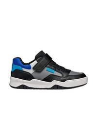 Zapatilla negra y gris con una correa de Velcro, acentos azules y material texturizado. Presenta una suela blanca y un patrón de relieve negro contrastante.