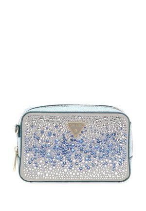 Petit sac à main rectangulaire bleu clair et argent avec des strass bleus et transparents et une plaque logo Guess dorée sur le devant.