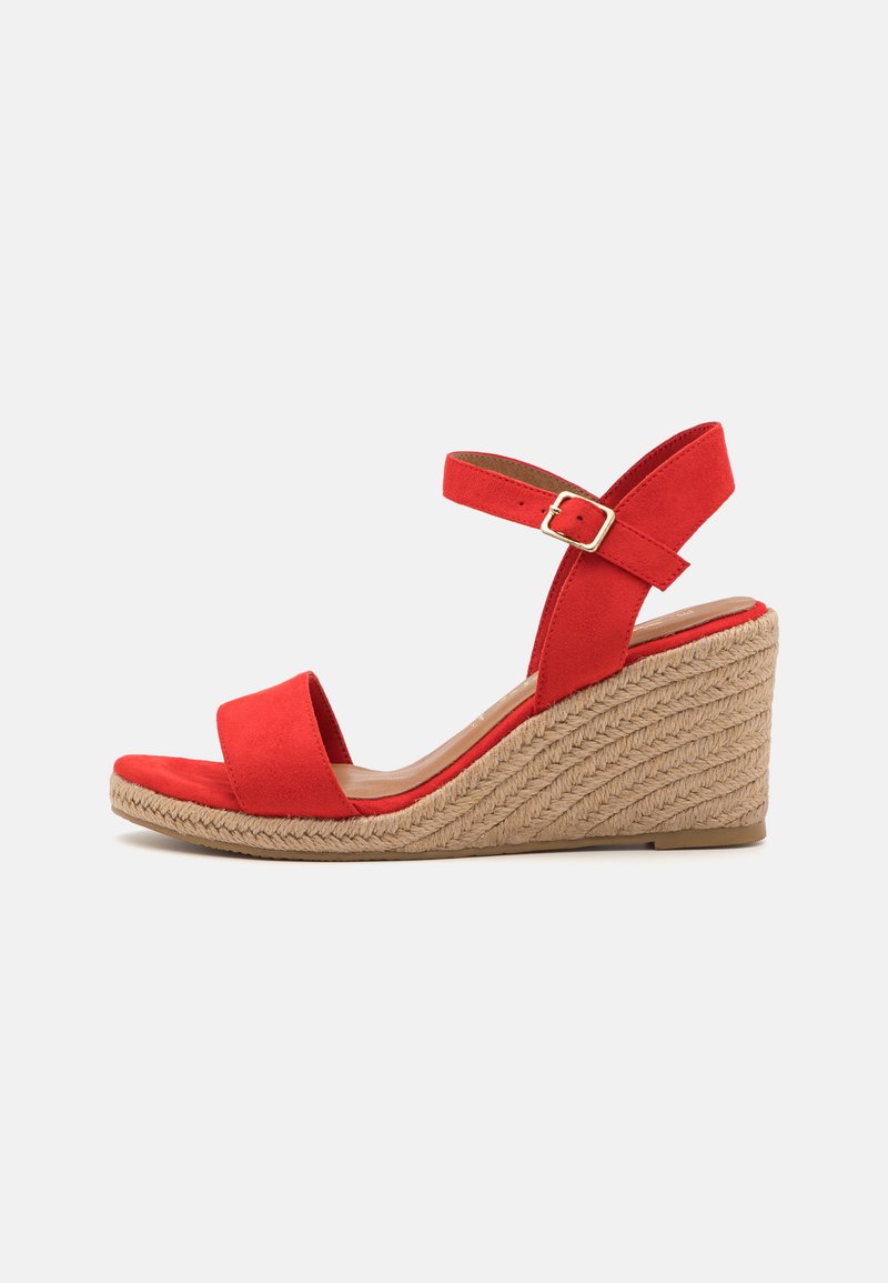Sandali a zeppa rossi in suede con due cinturini, un cinturino alla caviglia con fibbia e una suola in juta intrecciata.
