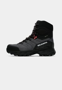 Pilkos ir juodos Scarpa žygio auliniai batai su raudonomis detalėmis, Gore-Tex etiketė, storas padas ir kulkšnies atrama, rodomi iš šono.