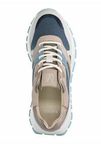 Sneakers with mesh and suede upper in blue and beige, featuring white laces, a padded collar, and a light blue outsole. Notable logo detail inside.