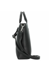 Zwarte leren handtas met een driehoekige vorm, gladde textuur, dubbele handvatten en een afneembare schouderband met zilveren hardware.