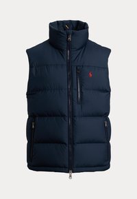 Chaleco acolchado azul marino sin mangas con cuello alto, cremallera frontal, bolsillo en el pecho con cremallera y pequeño logo rojo en el pecho izquierdo.