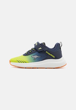 Scarpe sportive blu e verde neon con tomaia in rete, strap in velcro e suola in gomma, con un logo di canguro sul lato.