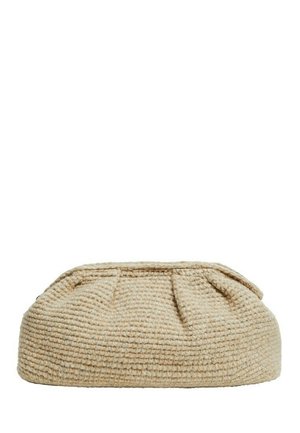 Beżowa pleciona kopertówka o zaokrąglonym, marszczonym kształcie i fakturowanej tkaninie na białym tle.