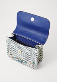 Clutch in tessuto intrecciato blu e verde con un motivo testurizzato, dotato di pietre decorative e una chiusura a scatto in tono oro. Tasca interna con zip inclusa.
