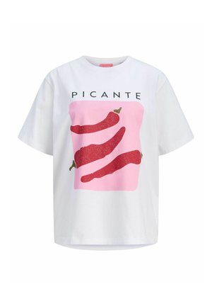 Balti marškinėliai su rožiniu kvadratu, kuriame pavaizduotos trys raudonos čili paprikos su viršuje užrašu „PICANTE“.