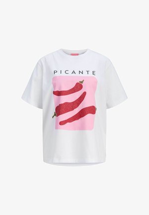 Balti marškinėliai su rožiniu kvadratu, kuriame pavaizduotos trys raudonos čili paprikos su viršuje užrašu „PICANTE“.