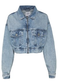 Jasnoniebieska przycięta kurtka dżinsowa z przednim zamkiem błyskawicznym, dwoma kieszeniami na piersi zapinanymi na guziki oraz długimi rękawami z mankietami.