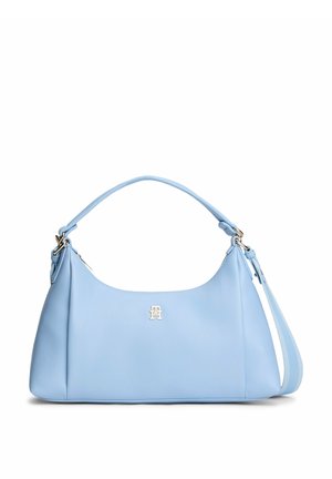 Hellblaue Leder-Schultertasche mit kurzem Griff, abnehmbarem langen Träger und kleinem goldfarbenem Logo in der Mitte vorne.